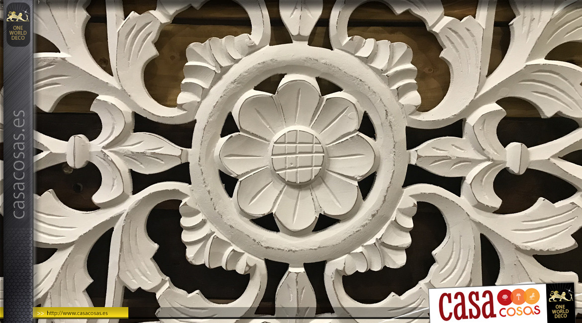 Adorno de madera tallada en forma de cuadrado, acabado blanco envejecido con flor central, 60cm