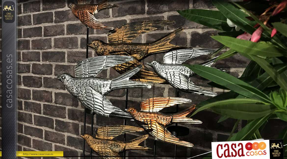 Portavelas vuelo de pájaros, en metal con acabados en oro viejo, plata y bronce, 64cm