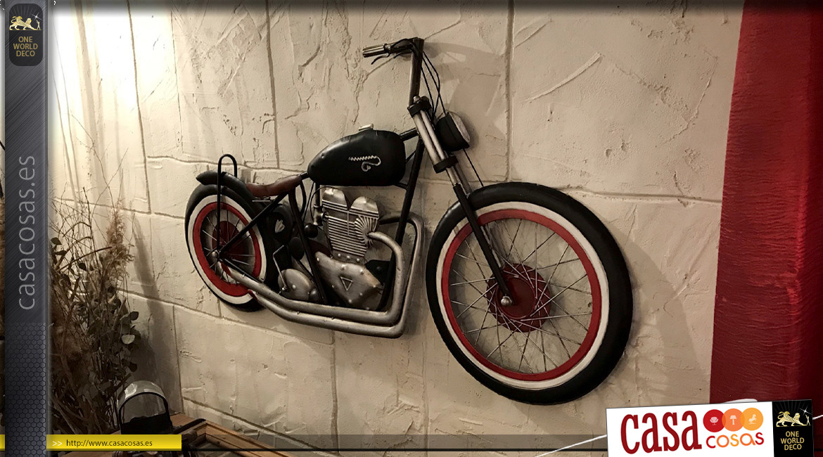 Motocicleta de pared de metal grande, acabado carbón cromado y rojo, ambiente de taller, 98cm