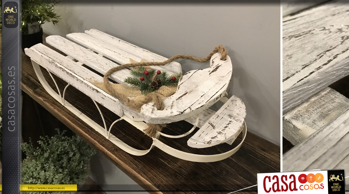 Gran trineo decorativo en metal y madera desgastada, acabado blanco antiguo, decoración navideña en ambiente invernal, 63cm