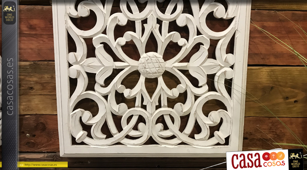 Encantadora decoración de pared de madera con motivos florales y pátina blanca envejecida