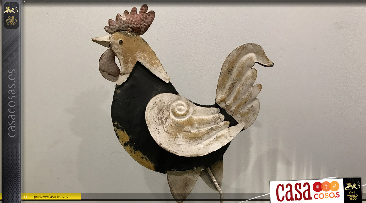 Animal decorativo en metal, gallo en objeto retro del estilo del pedestal