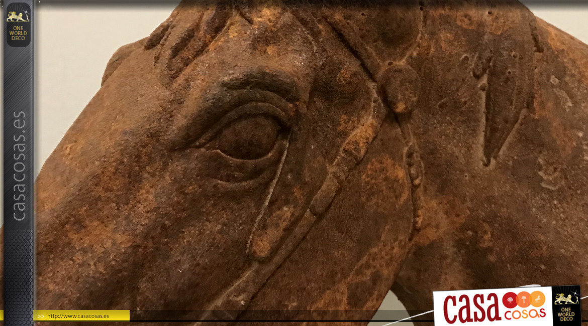 Escultura de cabeza de caballo sobre pedestal acabado metal oxidado
