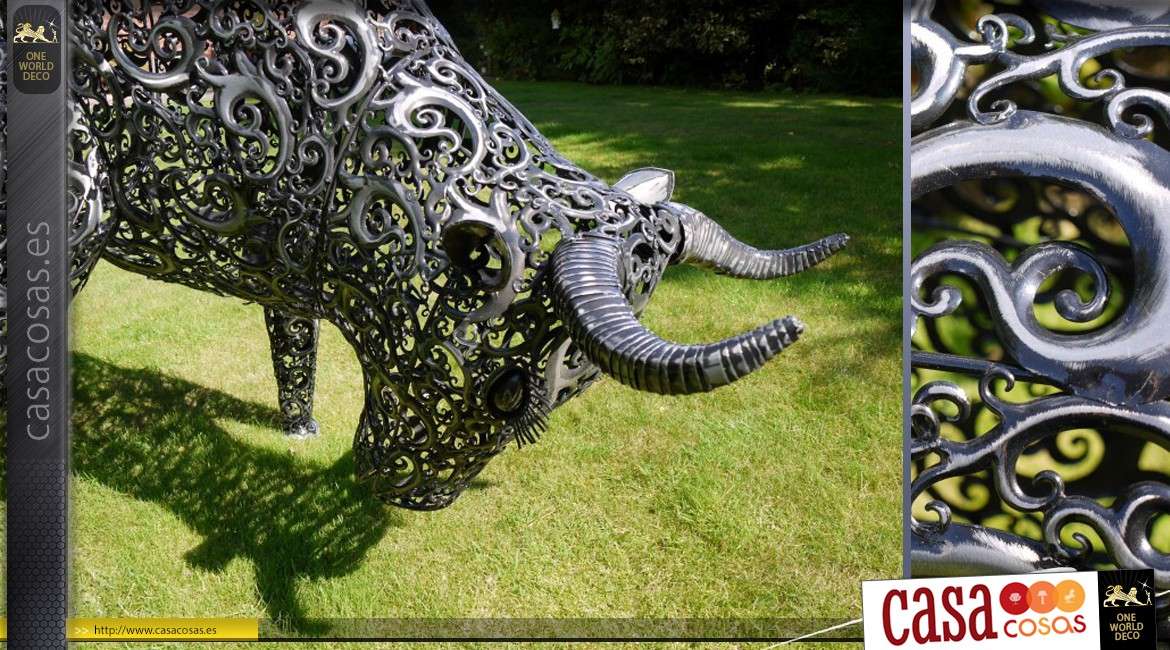 Escultura de toro animal estilizada hecha de metal (2 metros)