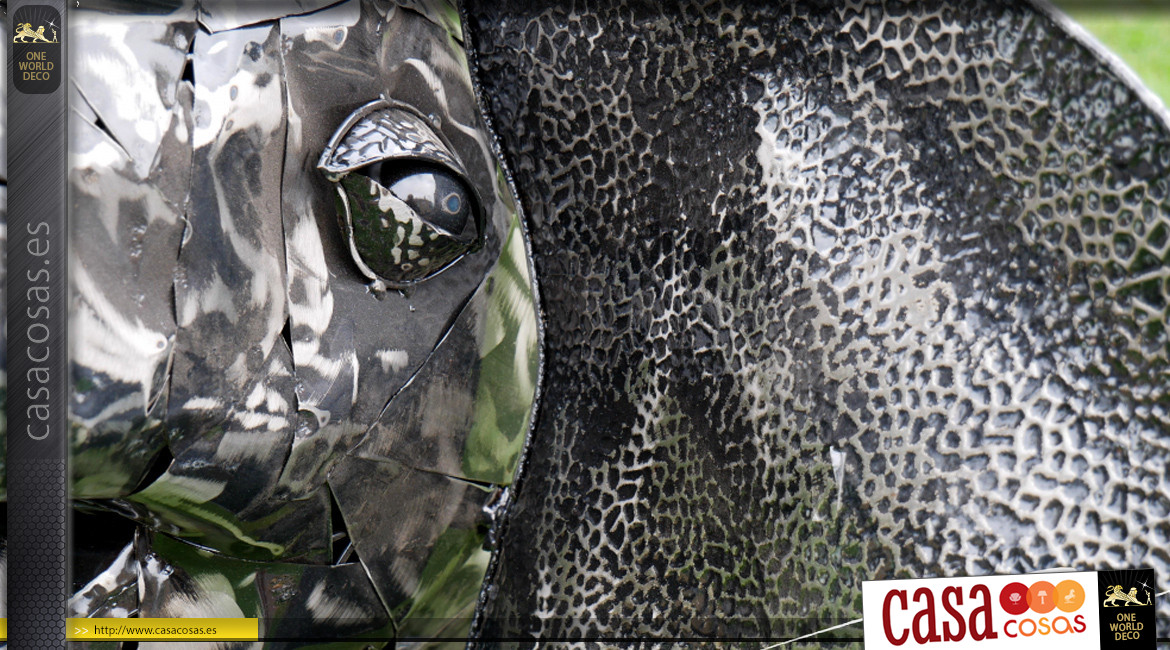 Escultura en metal de un elefante, acabado carbón y plata brillante, envergadura de 125 cm.