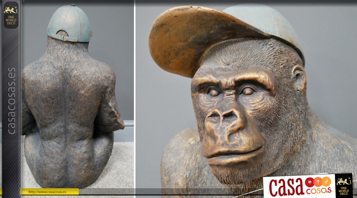 Representación de un gorila joven sentado, con gorra de lado, acabado marrón con reflejos dorados, 58cm.