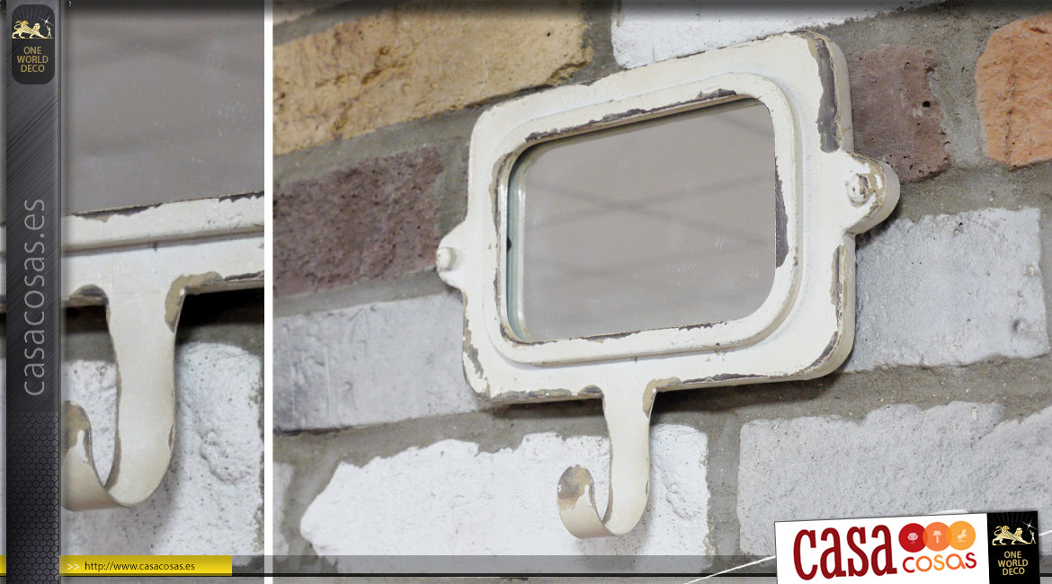 Espejo de pared pequeño con gancho, de metal acabado crema envejecido y trazos oxidados, ambiente vintage, 24cm
