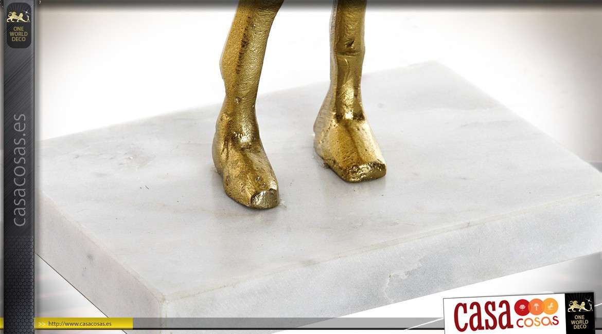 Estatuilla grande de mármol y personajes de aluminio dorado de 74 cm.