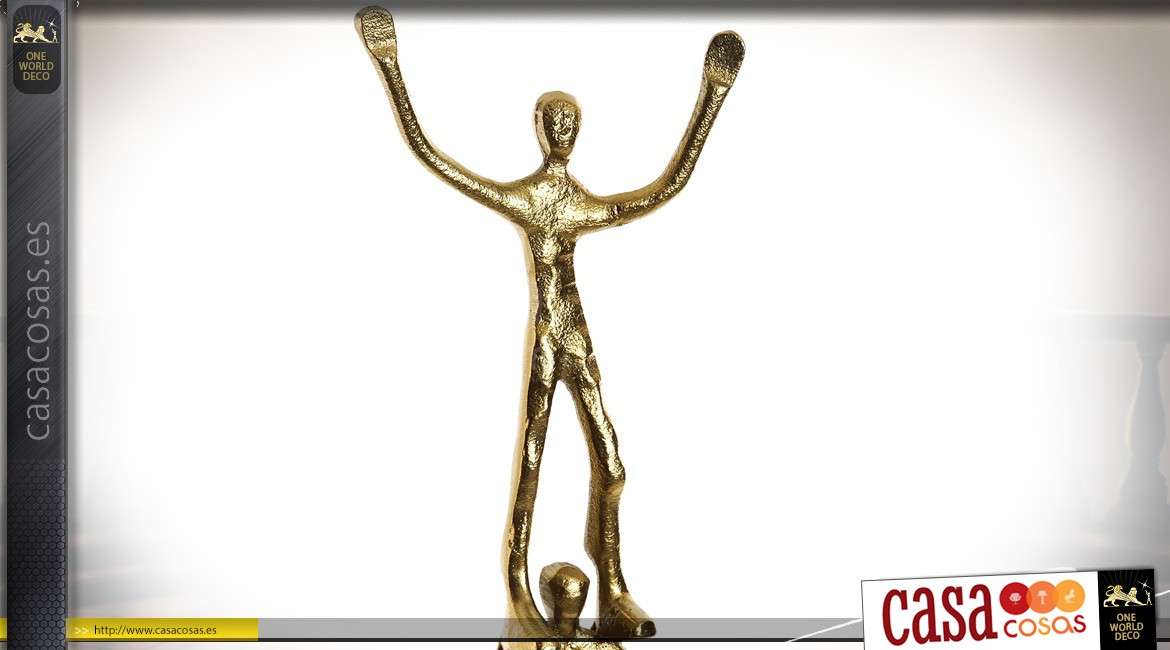 Estatuilla grande de mármol y personajes de aluminio dorado de 74 cm.