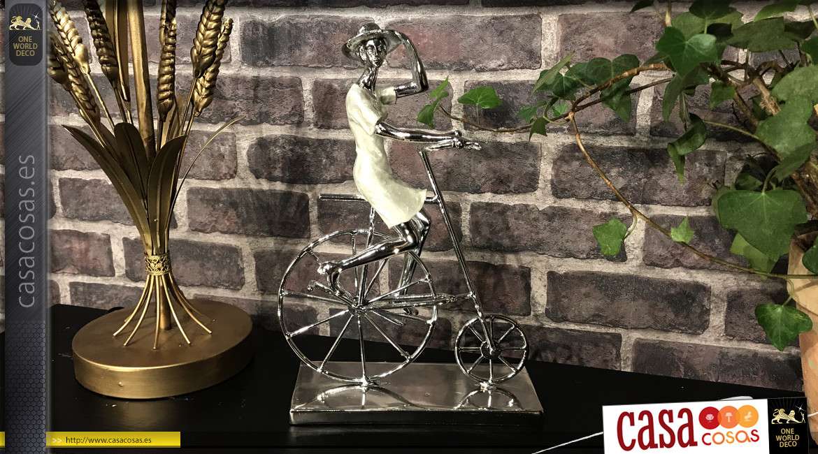 Estatuilla de resina efecto metal, mujer joven en bicicleta vintage, acabado nácar y cromo, 33 cm
