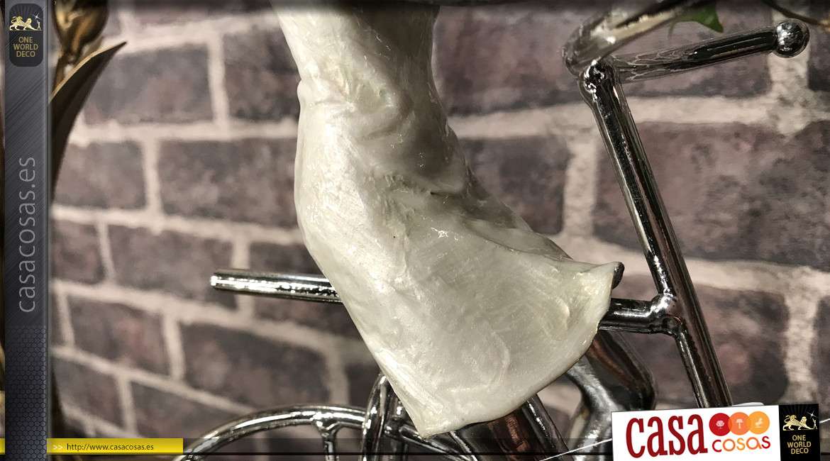 Estatuilla de resina efecto metal, mujer joven en bicicleta vintage, acabado nácar y cromo, 33 cm