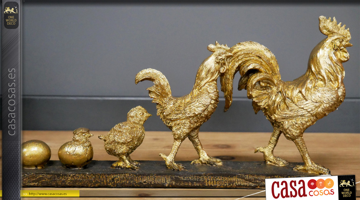 Representación de la evolución versión Gallus Domesticus, de resina con acabado dorado antiguo, sobre una peana, 34cm.