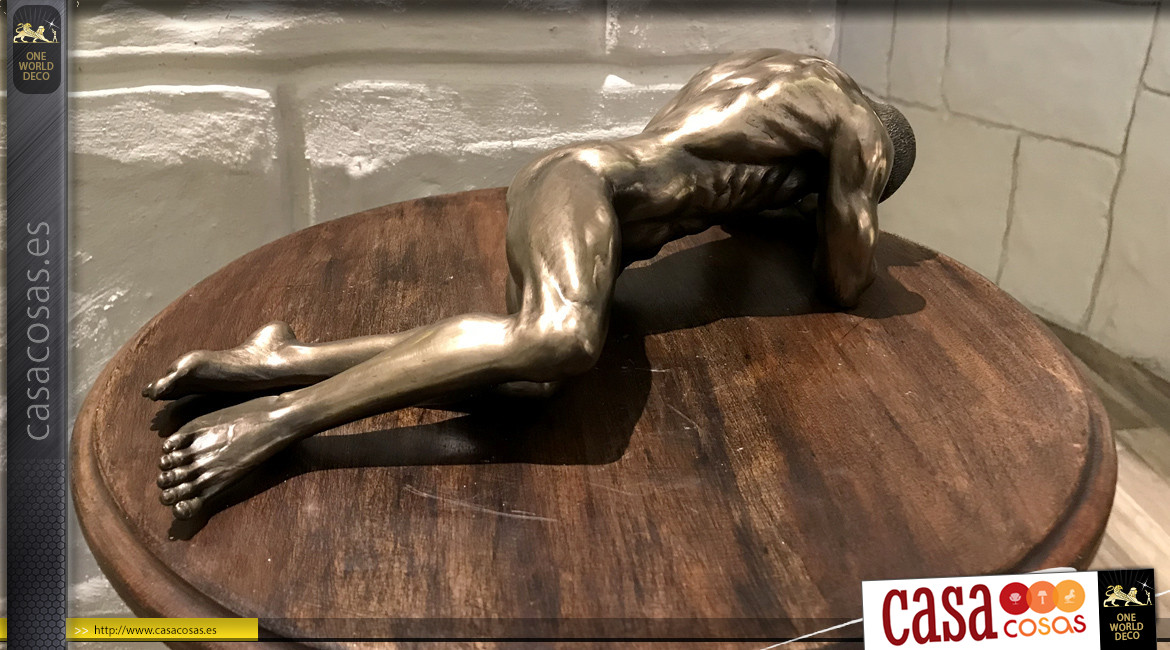 Abrumado y cansado, representación de un hombre recostado, en resina con acabado dorado, efecto antiguo, 33cm