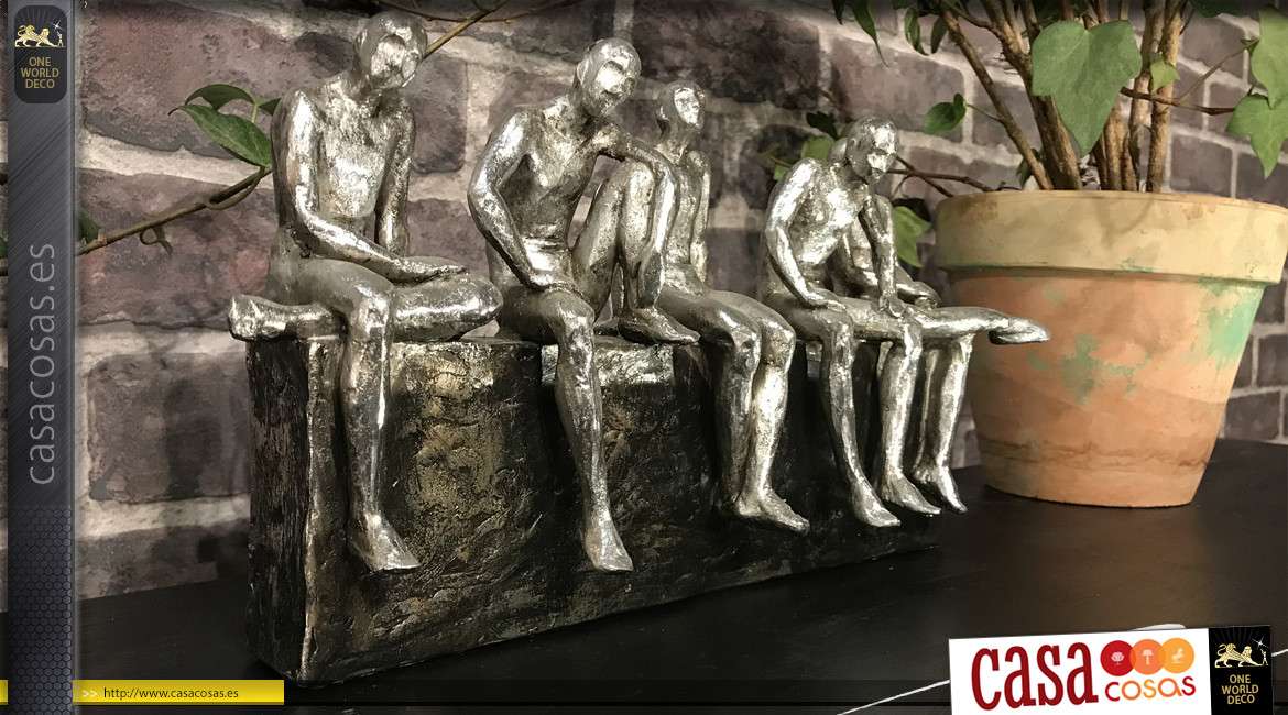 Decoración en resina efecto metal esculpido, acabado antracita envejecido, 5 hombres sentados mirando a lo lejos, 32 cm