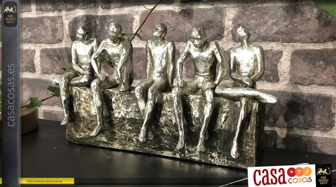 Decoración en resina efecto metal esculpido, acabado antracita envejecido, 5 hombres sentados mirando a lo lejos, 32 cm