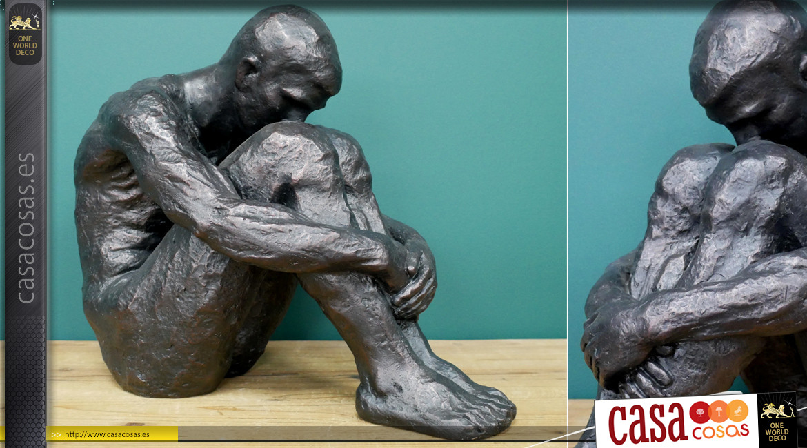 Escultura de un hombre sentado de resina, ambiente moderno y contemporáneo, acabado en metal antiguo, 40cm.