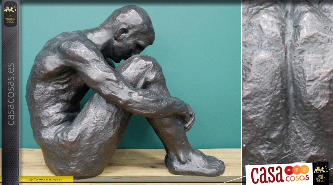 Escultura de un hombre sentado de resina, ambiente moderno y contemporáneo, acabado en metal antiguo, 40cm.