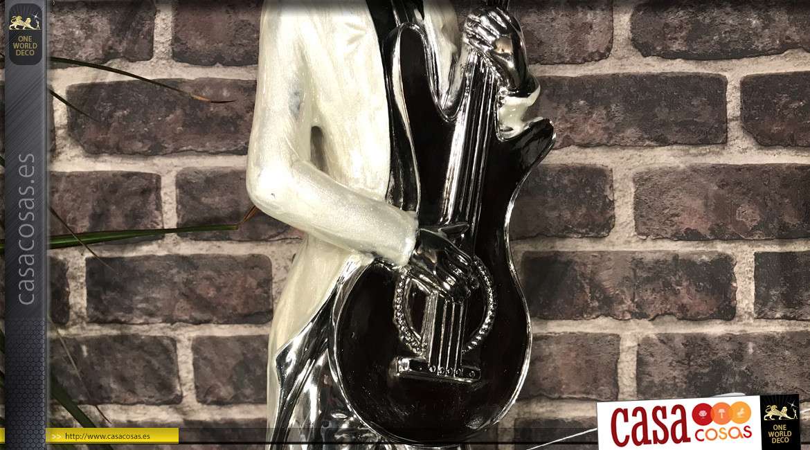 Gran estatua de resina de un guitarrista, acabado cromado plateado y efecto nácar brillante, 78cm de altura final