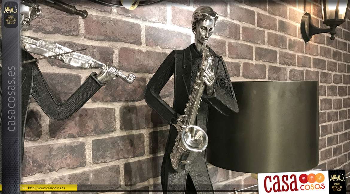 Gran estatua de resina de un saxofonista, acabado negro mate y plata vieja, 79cm de alto