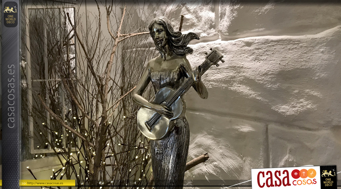 Gran estatua de resina en acabado plateado antiguo, mujer guitarrista espíritu ninfa mitología griega, 79cm