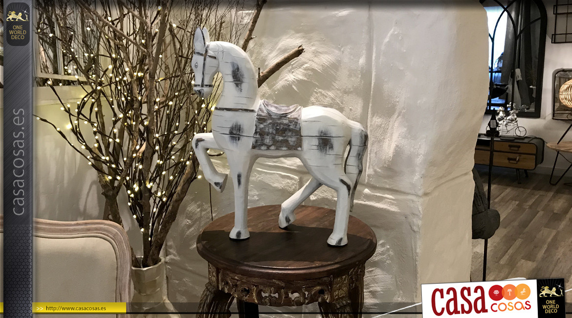 Representación de un caballo en resina blanqueada, acabados desgastados, estilo madera tallada antigua, 45cm