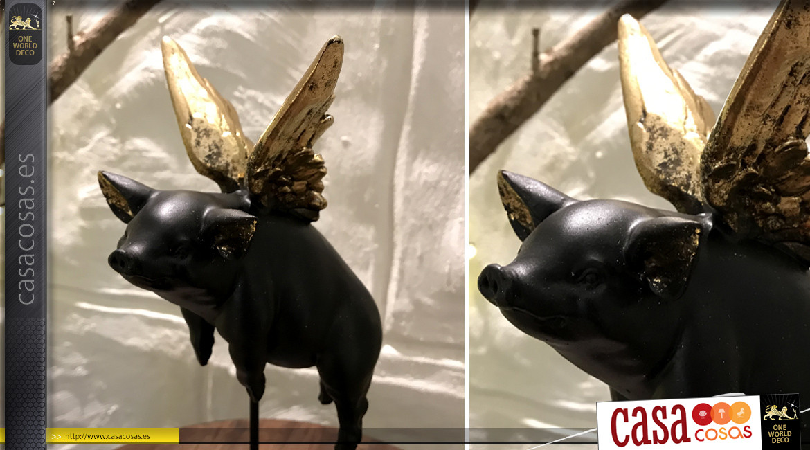 Representación de un cerdo alado sobre peana, acabado carbón negro y puntas doradas, 21cm