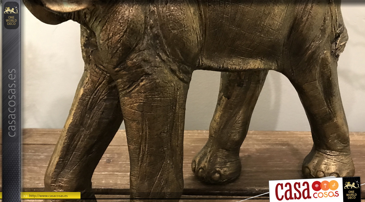 Representación de un elefante de pie, en resina con acabado dorado con reflejos de cobre viejo