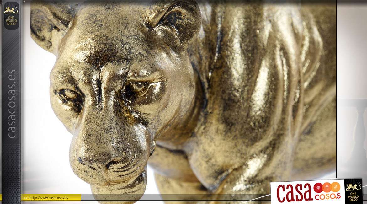 Representación de una leona a la caza, en resina con acabado dorado, efecto antiguo, símbolo de valentía y tenacidad, 39cm