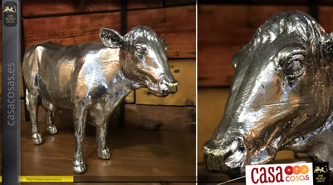 Representación de una vaca de resina, acabado plateado, efecto metal envejecido, 30cm