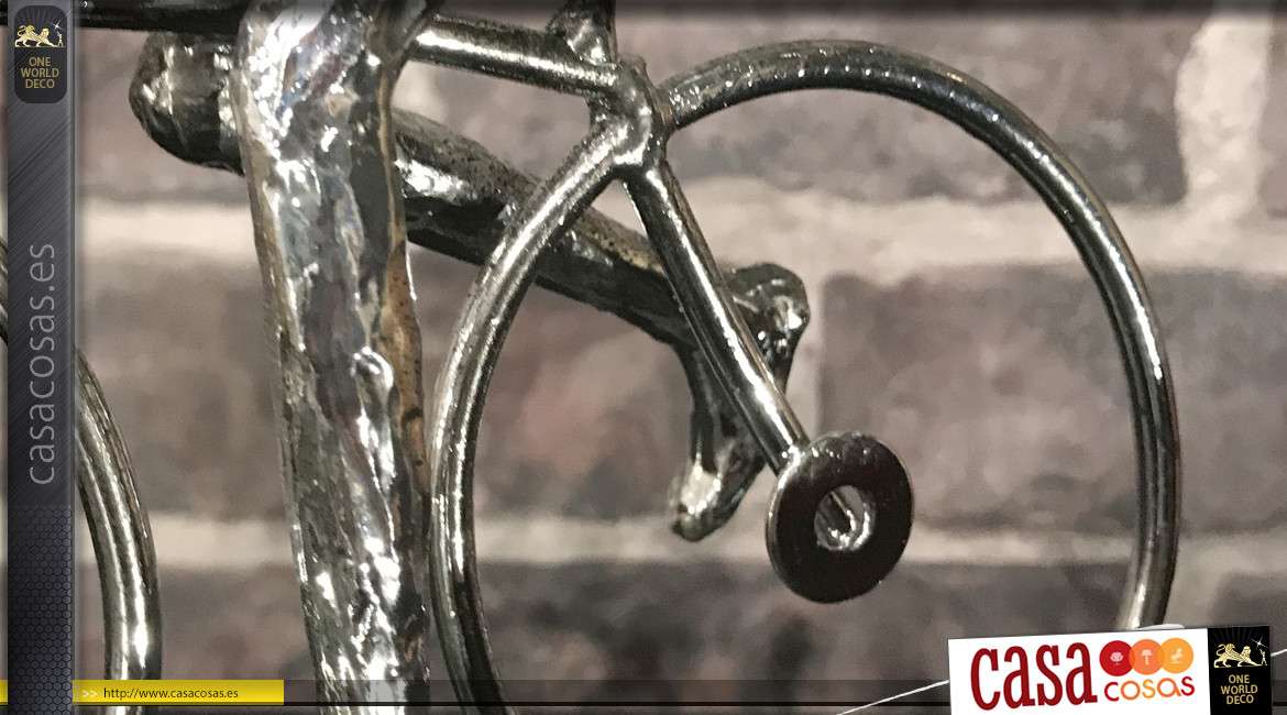 Trofeo ciclista estilizado en resina montado sobre peana, acabado efecto metal cromado, 21 cm