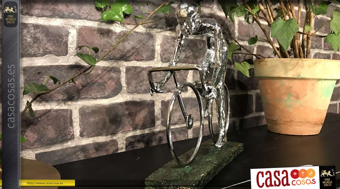 Trofeo ciclista estilizado en resina montado sobre peana, acabado efecto metal cromado, 21 cm