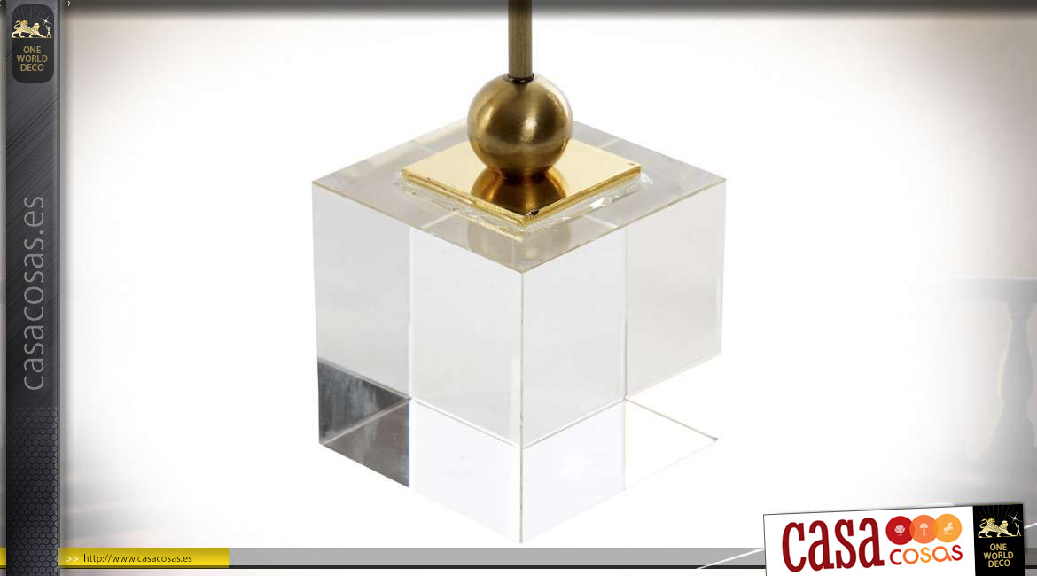 Trofeo de metal y vidrio con gema en el centro, elegante acabado dorado, ambiente lujoso, 45 cm