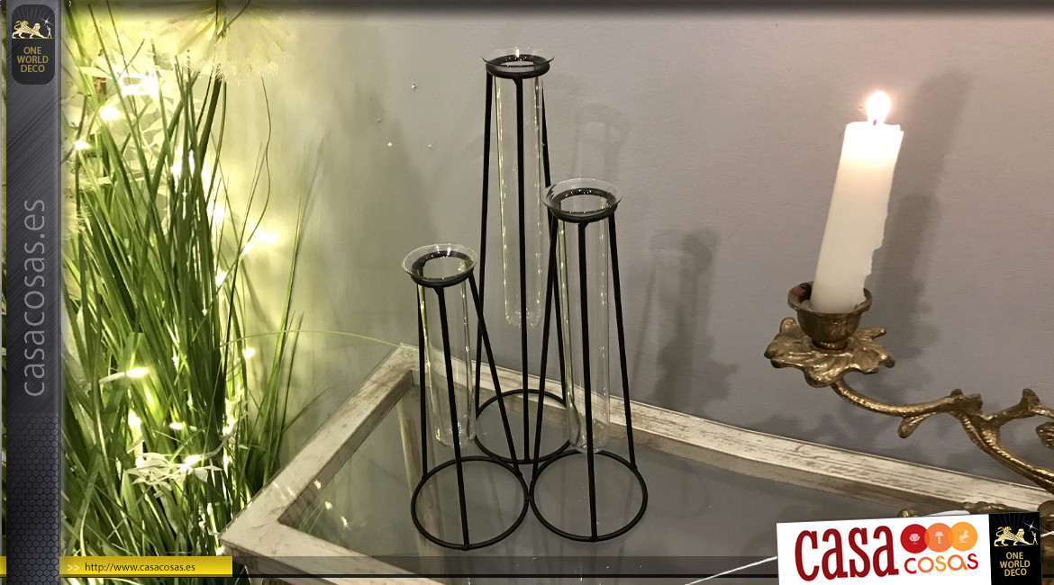 Serie de tres jarrones de vidrio y metal, ambiente elegante y contemporáneo, 31cm.