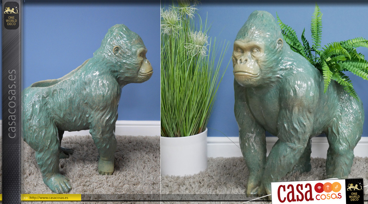 Jardinera grande de resina con forma de gorila, acabado verde almendra efecto envejecido, altura final 62cm