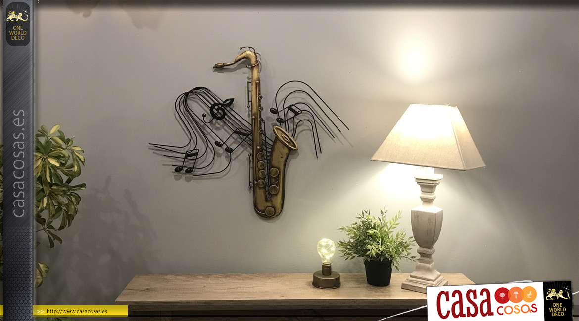 Representación de un saxo de pared acabado en oro viejo, pentagrama musical de fondo, teoría musical y atmósfera de instrumentos de viento, 67cm