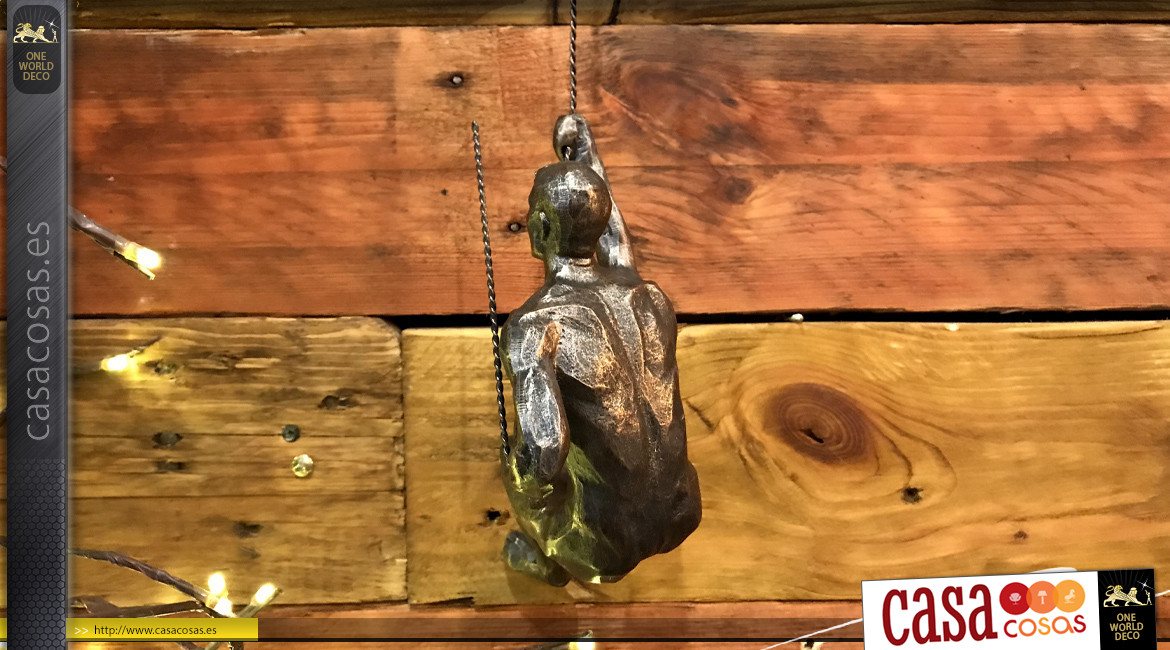 Representación de un escalador suspendido de una cuerda, de resina y metal, acabado bronce viejo, 20cm.
