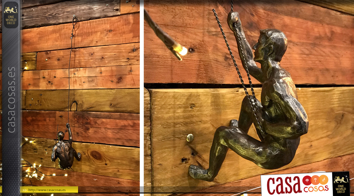 Representación de un escalador suspendido de una cuerda, de resina y metal, acabado bronce viejo, 20cm.