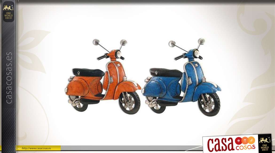 2 adornos de pared en forma de scooters rojos y azules