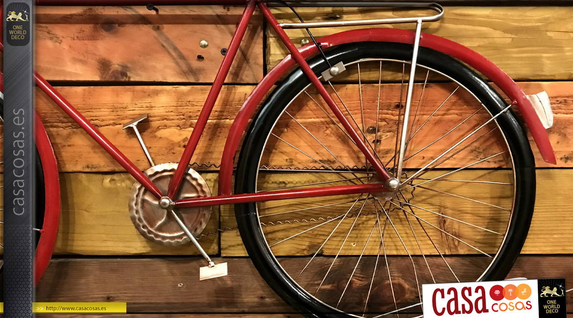 Bicicleta de pared metálica con acabado rojo, ambiente vintage, 90cm