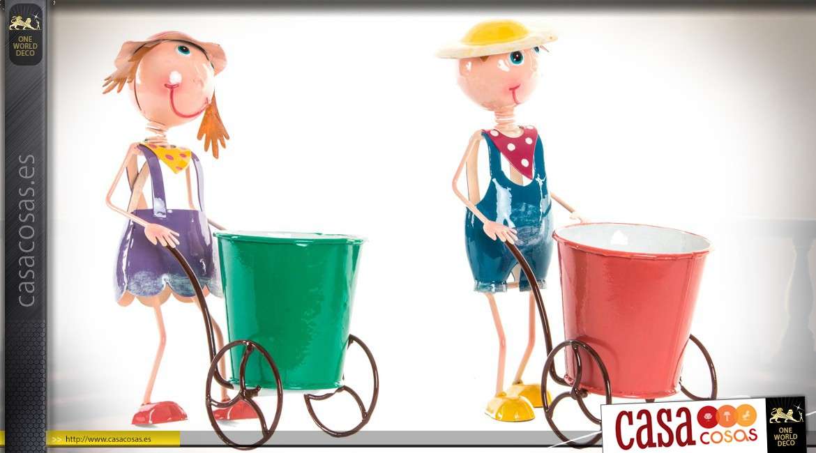 Dúo de personajes decorativos de metal niño y niña, con jardineras de 24 cm