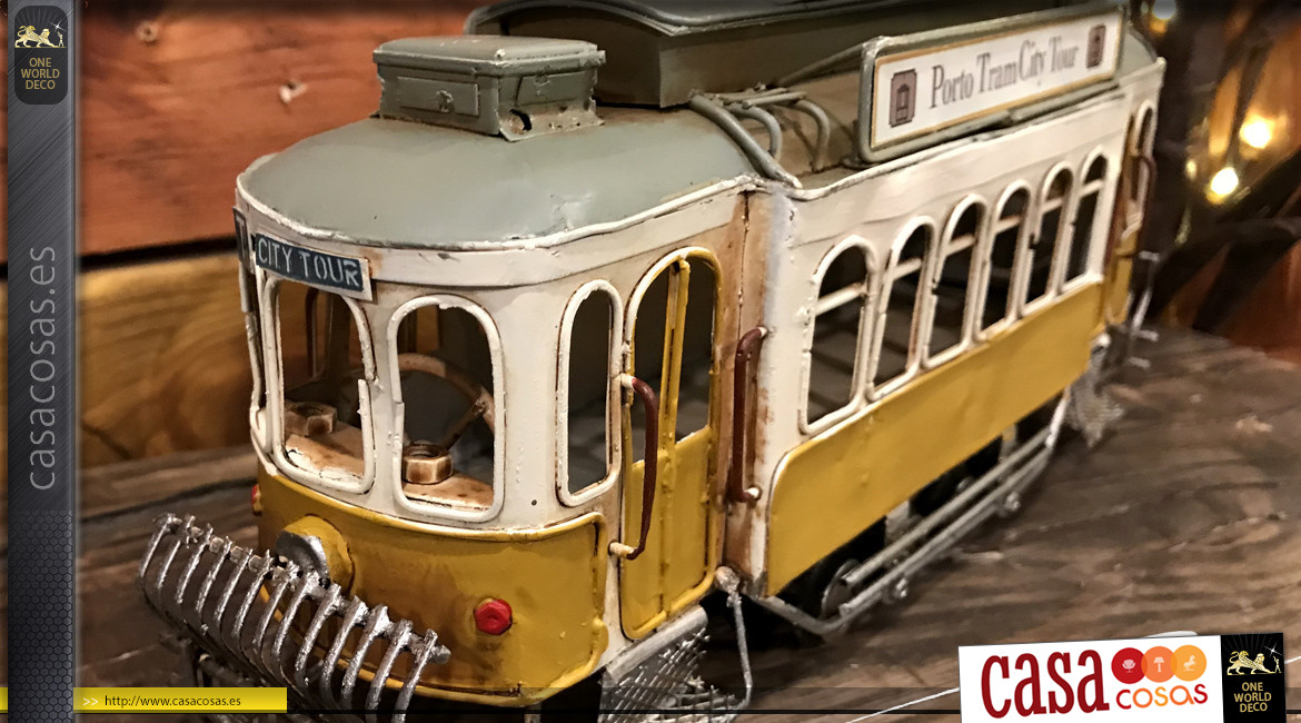 Miniatura de un tranvía de metal, acabados efecto antiguo, ambiente vintage, 20cm.