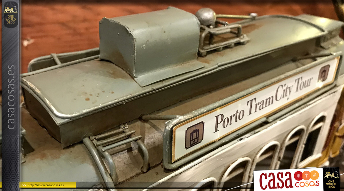 Miniatura de un tranvía de metal, acabados efecto antiguo, ambiente vintage, 20cm.