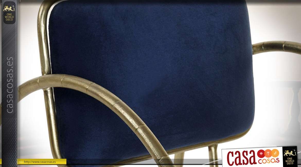 Silla de diseño de metal dorado con tapicería de tela azul.