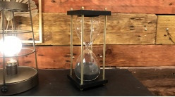 Reloj de arena de cristal y metal con acabado negro y dorado, estilo oficina chic, 23cm