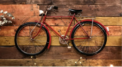 Bicicleta de pared metálica con acabado rojo, ambiente vintage, 90cm