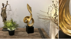 Trofeo estilo abstracto en resina acabado negro y dorado, 49cm