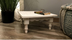 Mesa auxiliar en madera tallada, acabado blanco efecto envejecido, 40cm