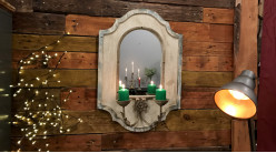 Espejo de pared grande de madera efecto envejecido con candelabros frontales en metal acabado oxidado, ambiente de casa antigua, 69cm