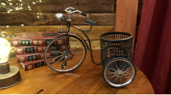 Portalápices con forma de bicicleta antigua, en metal acabado cobre viejo, 29cm