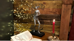 Estatuilla trofeo de niña bailando en un pentagrama musical, de resina de metal y plata, 43cm